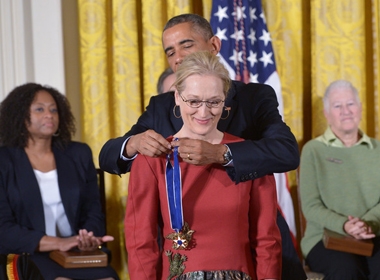  Meryl Streep hạnh phúc khi được tổng thống Obama trao Huân chương Tự do