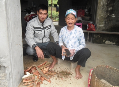 Thầy lang trẻ Phùng Văn Anh và mẹ.