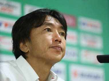 HLV Miura bảo vệ Công Vinh và không hài lòng với hiệp 1 trận gặp Lào