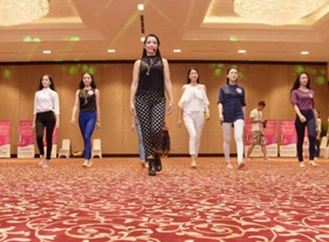 Thí sinh Hoa hậu Việt Nam bắt đầu luyện catwalk