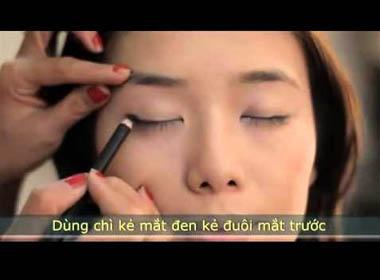 Make up tạo đôi mắt sâu và đáng yêu
