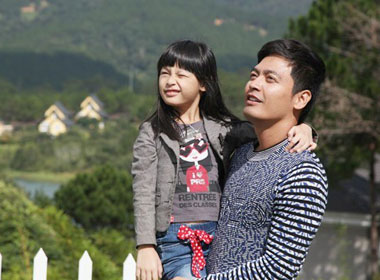 Phan Anh và con gái Bo đang tham gia chương trình Bố ơi! Mình đi đâu thế?