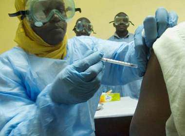 Thử nghiệm thành công vắc xin Ebola trên cơ thể người