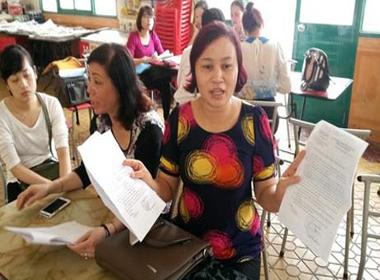 Các nữ sinh viên bức xúc vì quyết định đình chỉ thi tốt nghiệp vào phút chót