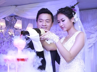Tiệc cưới ngập hoa, ấm cúng của Lam Trường và Yến Phương
