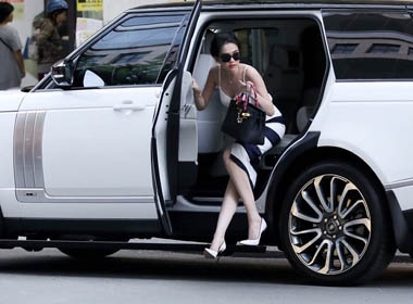 Ngọc Trinh đi siêu xe 8 tỷ mới sắm trước ngày lên đường dự Victoria's Secret