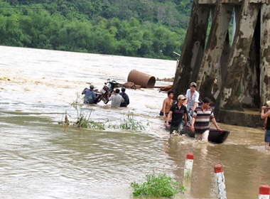 Nước lũ lên nhanh, nhiều khu vực tại Phú Yên bị cô lập