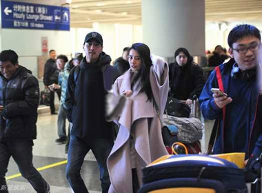 Cao Viên Viên và Triệu Hựu Đình bị người hâm mộ vây kín ở sân bay sau ngày cưới