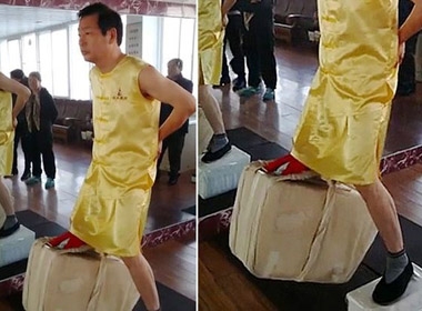 Võ sư kungfu dùng...hạ bộ đung đưa túi gạch nặng 80kg