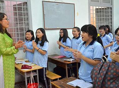 Cô và trò Trường THPT chuyên Lê Hồng Phong (TP HCM) bắt đầu giờ học bằng một bài hát Ảnh: TẤN THẠNH