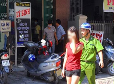 Một trong hai gái bán dâm ở tiệm cắt tóc Lý Bình vừa bị công an bắt quả tang