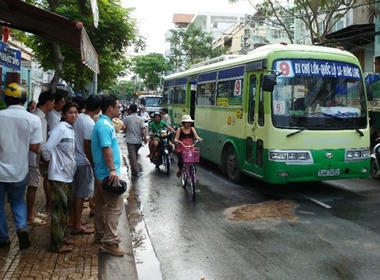 Bị xe buýt kéo lê, một người tử vong