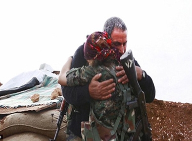 Cha và con vui mừng gặp nhau trên chiến trường chống lại phiến quân IS