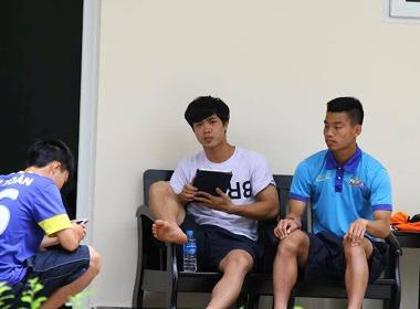 Công Phượng chơi Play Station kém xa đồng đội