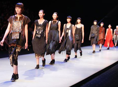 Show diễn chớp nhoáng trong vòng 7 phút gây sốc ở tuần lễ thời trang quốc tế 