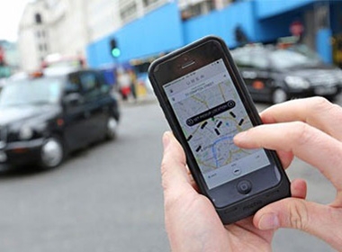 Uber là một ứng dụng taxi được cài đặt trên smartphone