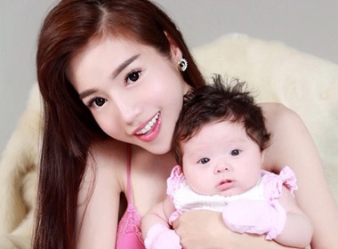 Elly Trần và con gái  