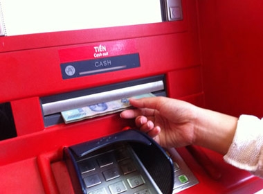 Một thẻ ATM 'cõng' 8 loại phí