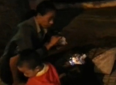 Phát hiện người phụ nữ bế trẻ nhỏ xin tiền chích ma túy ở Sài Gòn