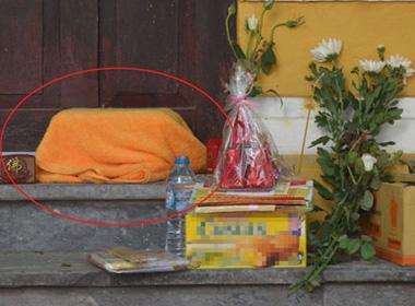 Hài nhi xấu số được đặt trước cổng chùa