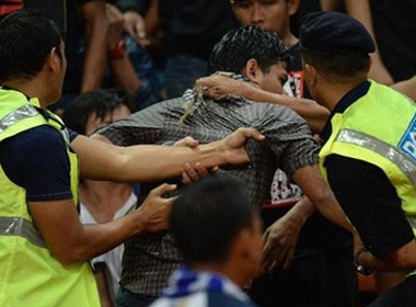 Các hooligan Malaysia đánh CĐV Việt Nam bị cấm đến sân suốt đời