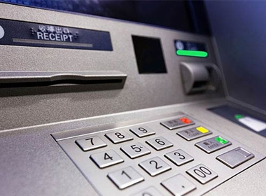 Ngân hàng thương mại phải giám sát chặt chẽ máy ATM để tránh tình trạng quá tải. Ảnh tư liệu