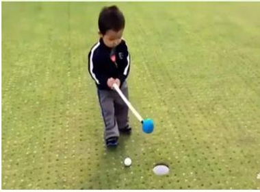 Golf thủ 'nhí' ăn vạ siêu hài hước