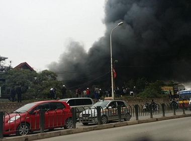Clip hiện trường vụ cháy chợ Nhật Tân tại Hà Nội