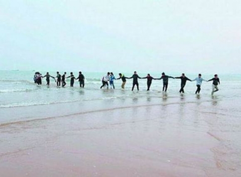 18 sinh viên nắm tay nhau cứu người chết đuối