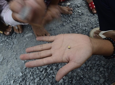 'Vàng' người dân nhặt được có kích thước to cỡ đầu đũa, tách rời hoặc dính vào các mẫu đá dăm rải mặt đường