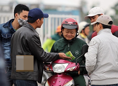 Sân Mỹ Đình bắt đầu 'nóng', vé chợ đen bất ngờ 'hạ nhiệt' 