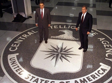 Cựu giám đốc CIA George Tenet và cựu Tổng thống Mỹ George W. Bush tại trụ sở CIA năm 2001
