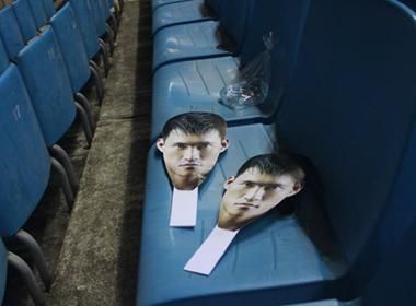 Tuyển Việt Nam thua sốc, rác và đồ cổ vũ vương vãi khắp Mỹ Đình