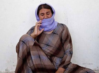 Bà Khalinda Sharaf Ajour, người Yazidi, có 2 con gái bị IS bắt cóc
