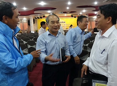 Thứ trưởng Nguyễn Vinh Hiển (giữa) trao đổi với các đại biểu tại buổi tập huấn