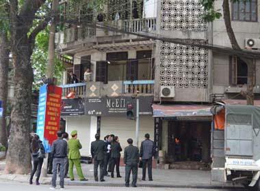 Hai người đàn ông ôm 'bom xăng' cố thủ trong nhà ở Hà Nội 