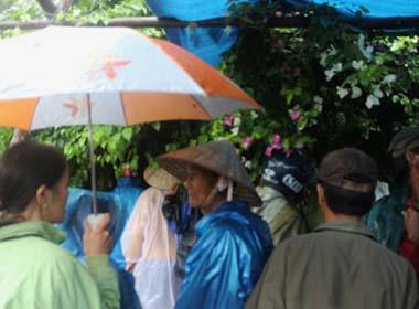 Một phụ nữ chết trong tư thế quỳ gối