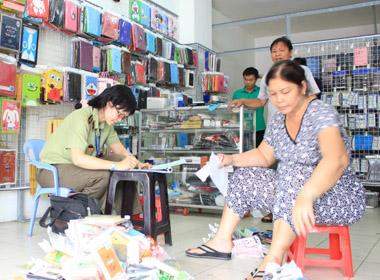 Thu giữ gần 15.000 phụ kiện trang trí điện thoại nhập lậu bị 