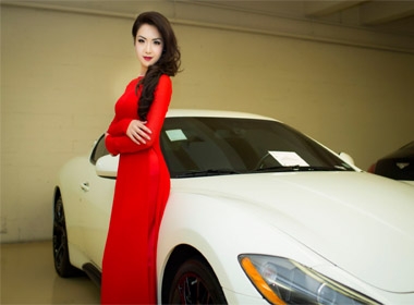 Hoa hậu Jennifer Chung khoe dáng bên Lambirghini Bentley