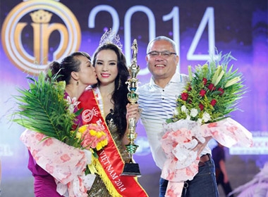 Kỳ Duyên bên bố mẹ giây phút đăng quang Hoa hậu Việt Nam 2014