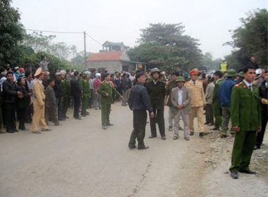Hàng chục cảnh sát được huy động đến giải cứu 2 cẩu tặc