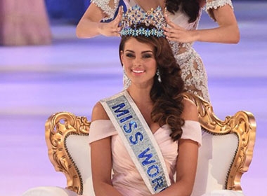 Clip giây phút đăng quang của tân Hoa hậu Thế giới Rolene Strauss