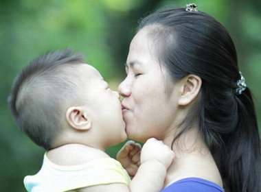 6 đối tượng mẹ 'tuyệt đối' không cho hôn con mình