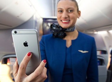 Tiếp viên hàng không United Airlines được trang bị iPhone 6 Plus