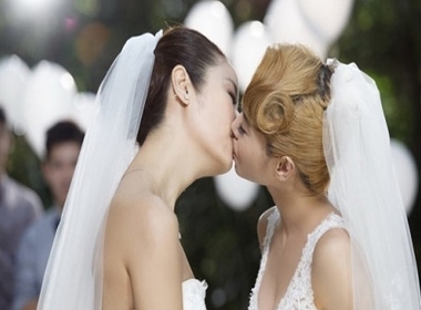 Nụ hôn đồng tính của Lâm Tâm Như và Thái Y Lâm bị ném đá