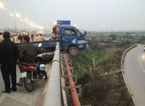 Bị xe tải đâm, người đi xe máy văng khỏi cầu Thanh Trì