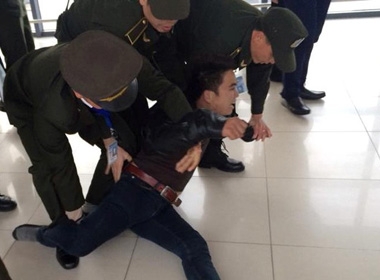 Thanh niên 'ngáo đá' làm loạn sân bay Nội Bài