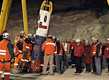 Cách giải cứu tai nạn hầm mỏ và phép màu 2010 