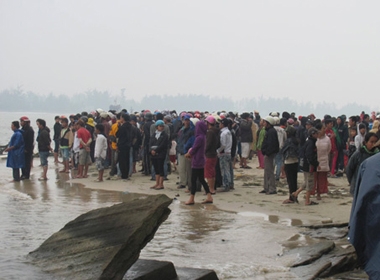  Người dân xã Lộc Vĩnh đang tìm kiếm nạn nhân Định dọc bờ biển