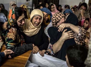 Thân nhân cậu bé Mohammed Ali Khan, 15 tuổi, khóc ngất khi nhận thi thể em từ nhà chức trách Pakistan